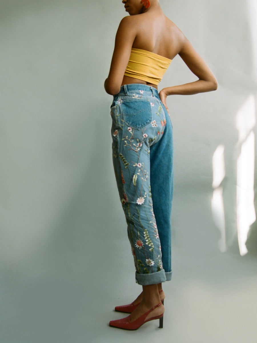 Fanfare Label sustainable women’s clothing brand UK. Our upcycled jeans are high-waisted, blue denim and made from recycled denim. We decorate every jean with embroidered fabric. 